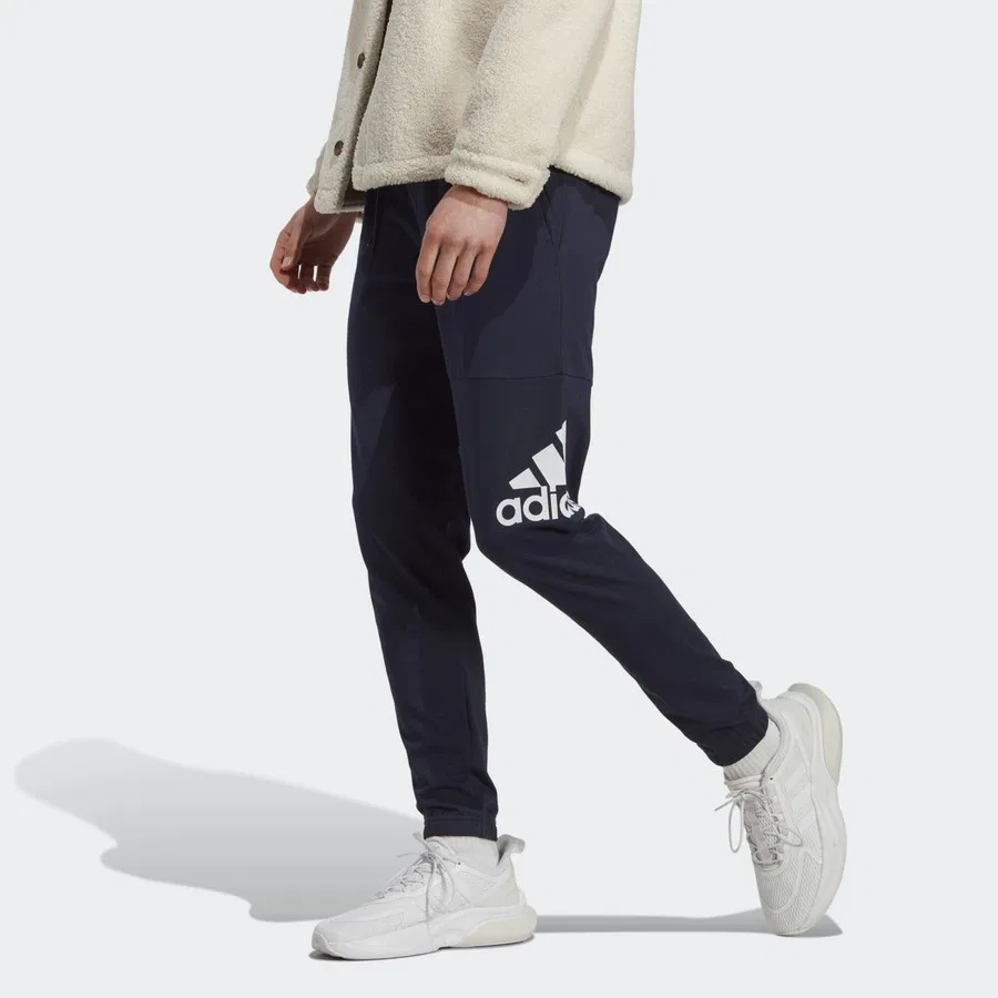 Спортивные брюки Essentials с tapered кроем Badge of Sport adidas, Синий