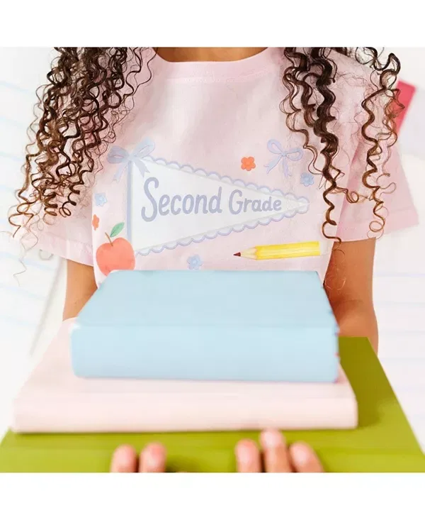 Детская футболка с принтом Second Grade Bow Pennant Short Sleeve T-Shirt Big Kid Sweet Wink, Ballet Pink — фото 3