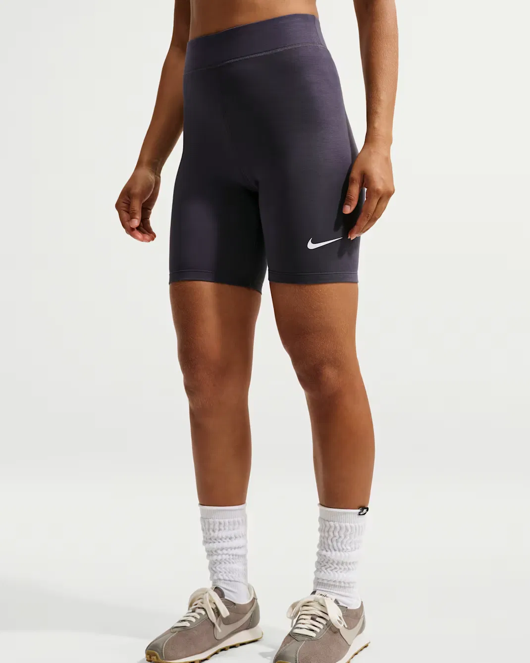 Женские велосипедные шорты с высокой талией, длина 8 дюймов Nike Sportswear Classic, Gridiron/White — фото 2