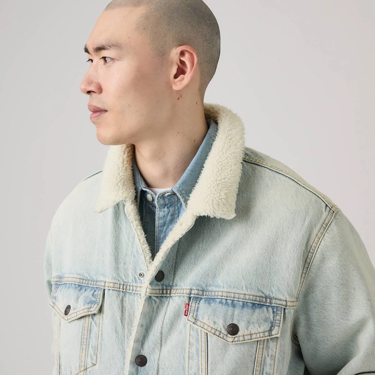 Свободная куртка-тракер из шерпы Levi's, Into The Light Sherpa - Light Wash — фото 2
