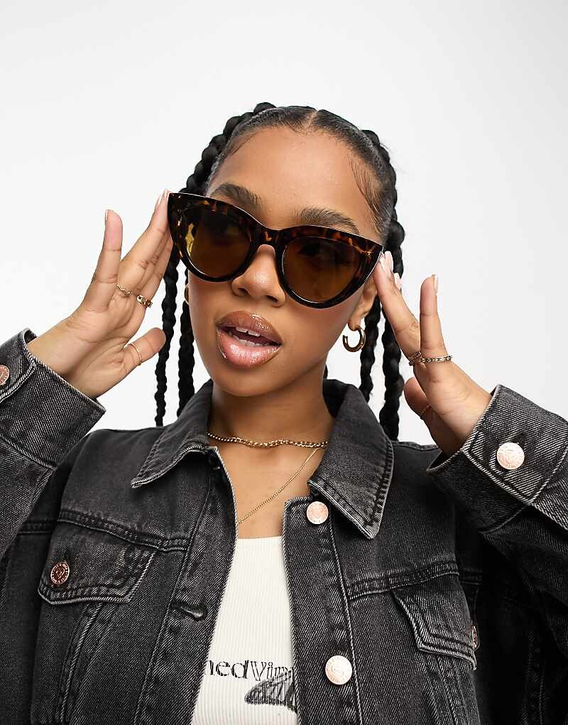 

Monki Коричневые черепаховые солнцезащитные очки Крупногабаритные солнцезащитные очки «кошачий глаз»