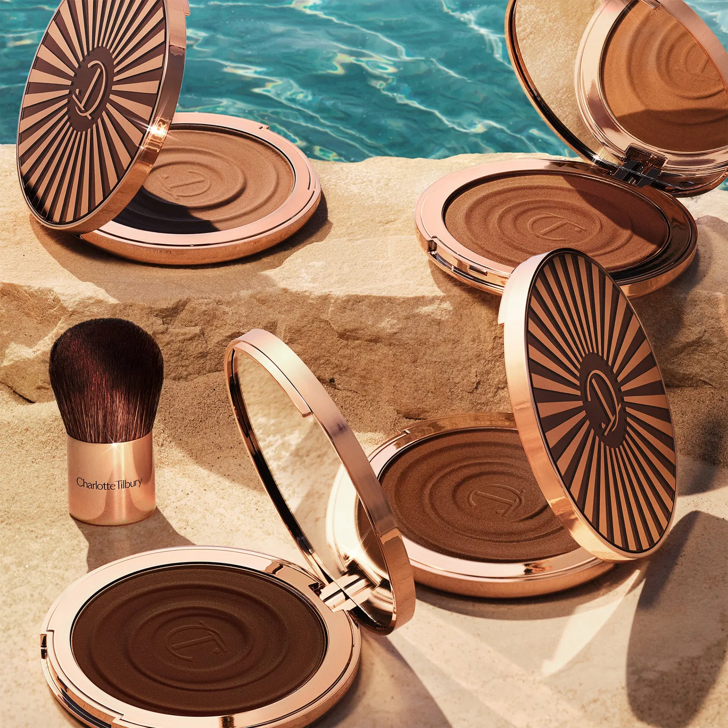 Кисть для бронзера Beautiful Skin Bronzing Brush Charlotte Tilbury — фото 2