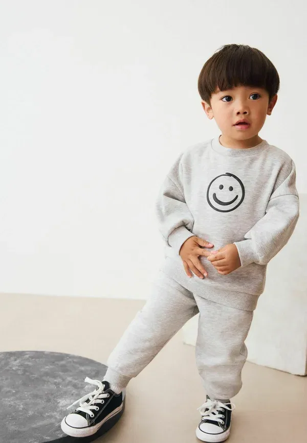 Костюм из футера с принтом Printed crew and joggers set Next, grey marl, серый — фото 3