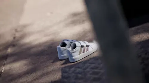 Детские кроссовки на липучках GRAND COURT 3.0 Adidas Sportswear, белый с переливающимся отливом — фото 2