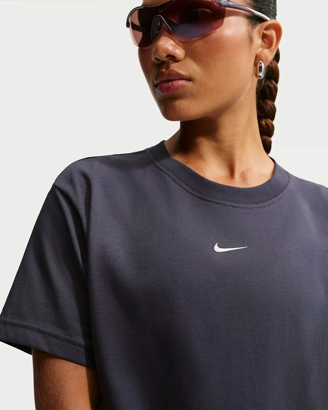 Женская свободная укороченная футболка с коротким рукавом Nike Sportswear Classic, Gridiron/Sail — фото 3