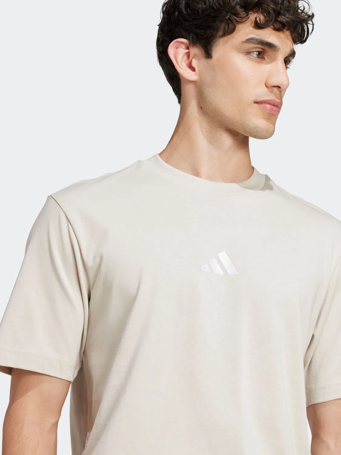 Футболка с логотипом adidas Essentials, бежевая — фото 4