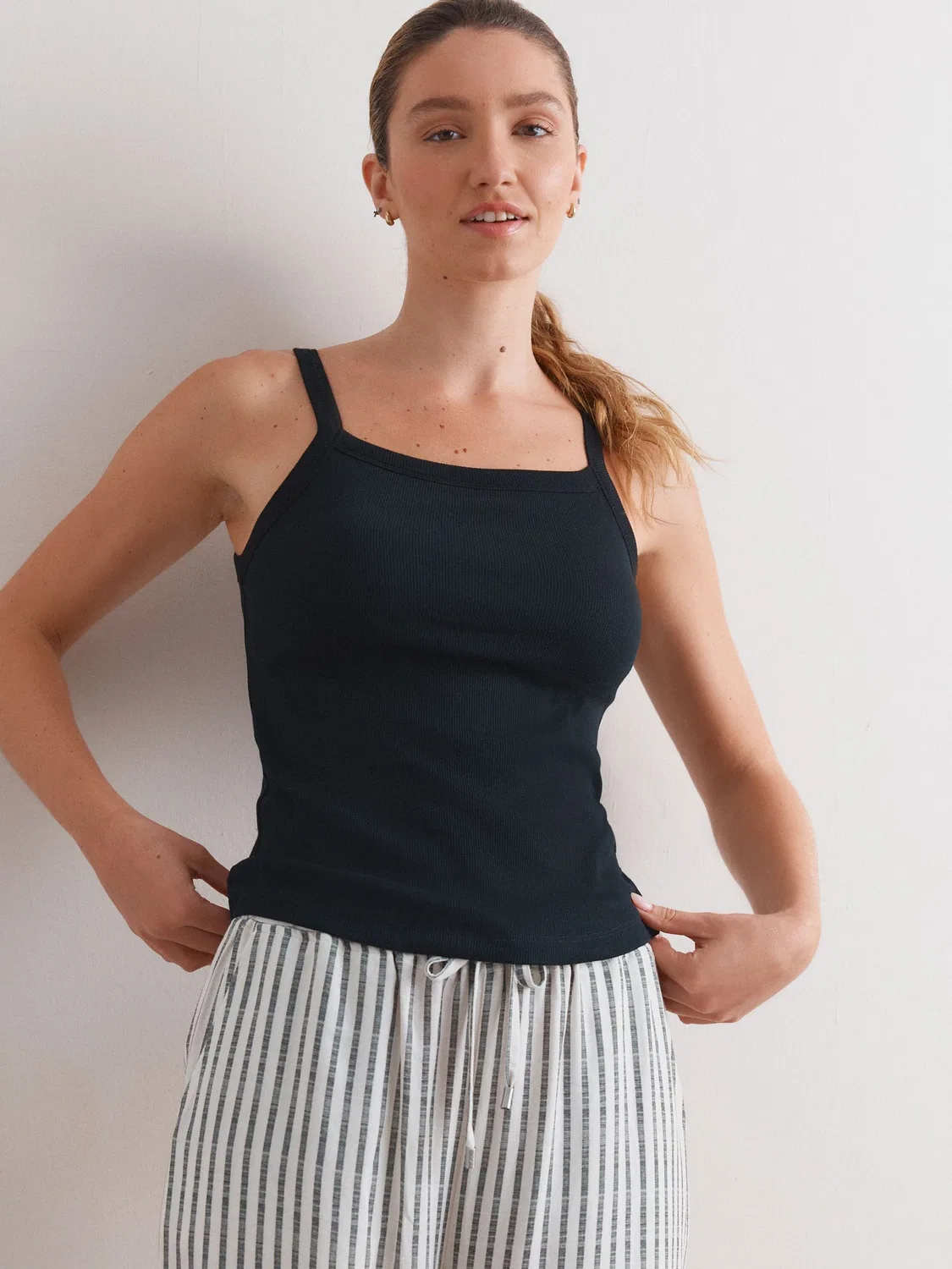 Топ с встроенным бюстгальтером Black Cotton Rib Hidden Support High Neck Bra Top Next, черный