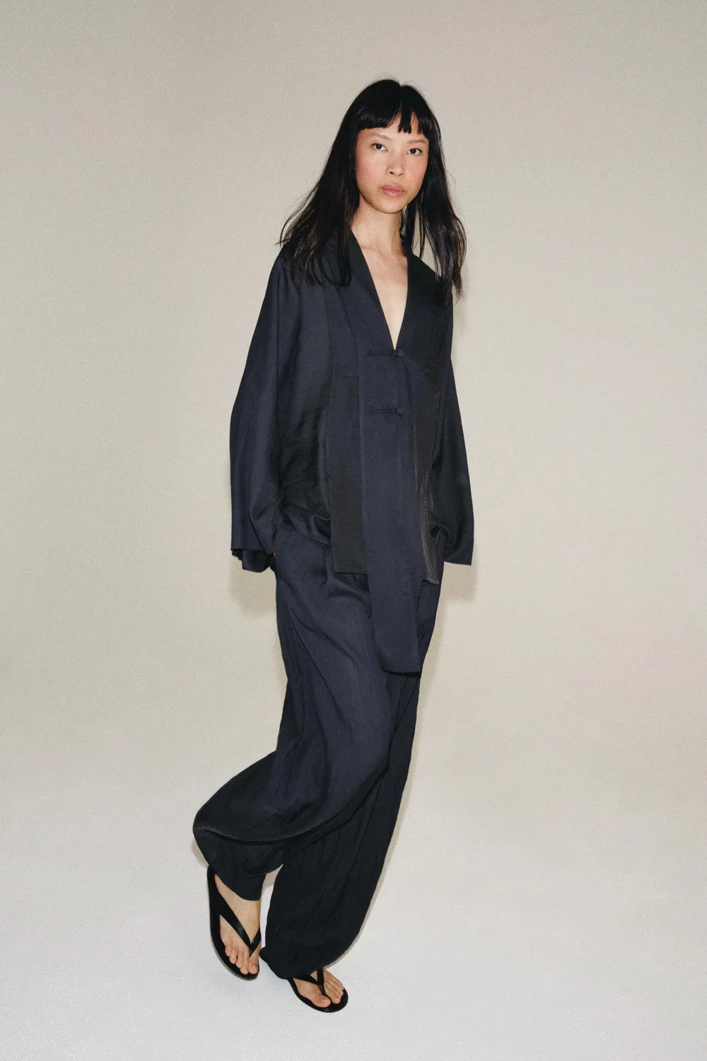 Рубашка-свитер из коллекции ZW с застежкой в виде лягушки. ZARA, Dark grey