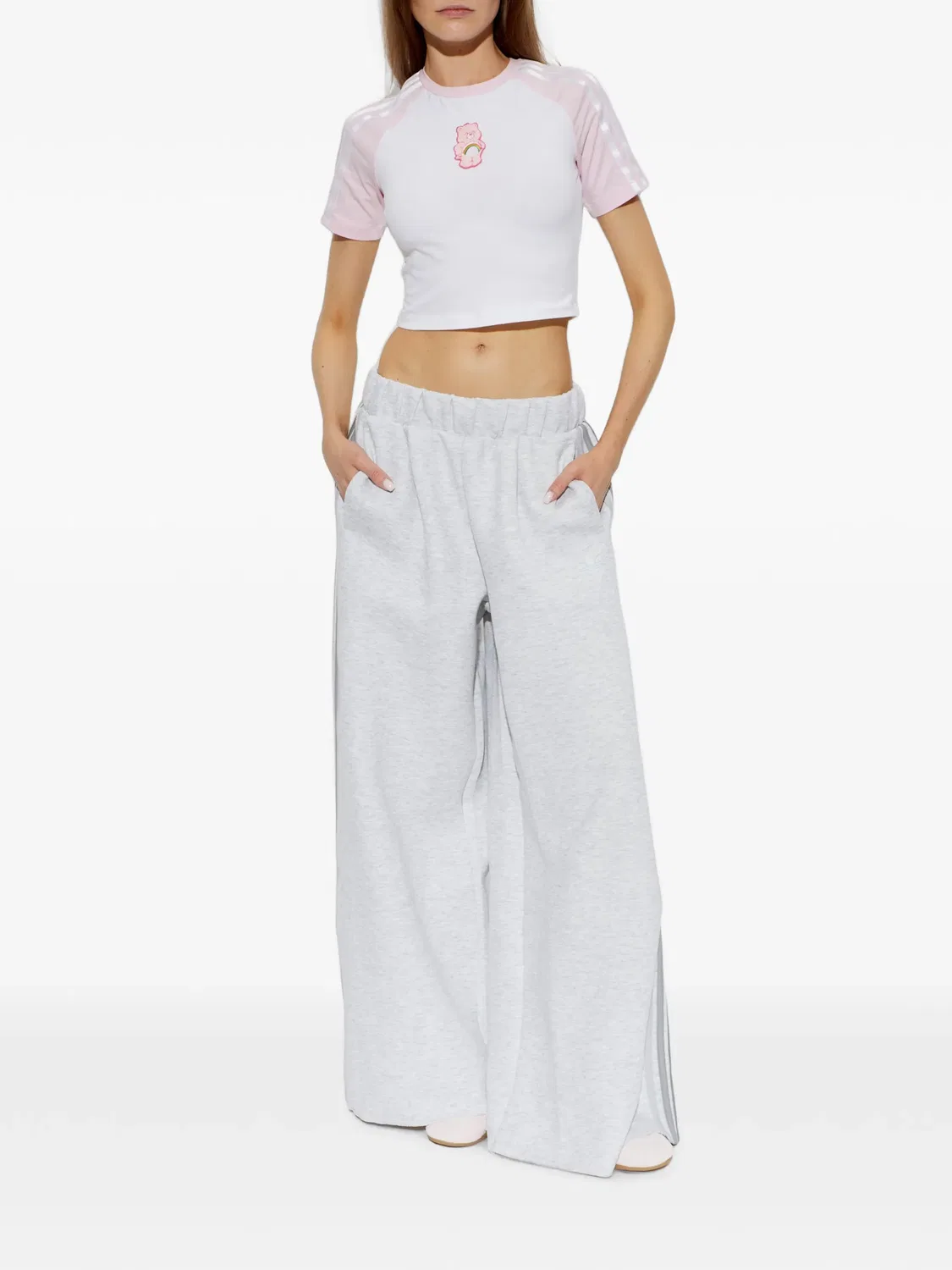 Укороченная футболка с нашивкой Care Bears Adidas, белый — фото 2