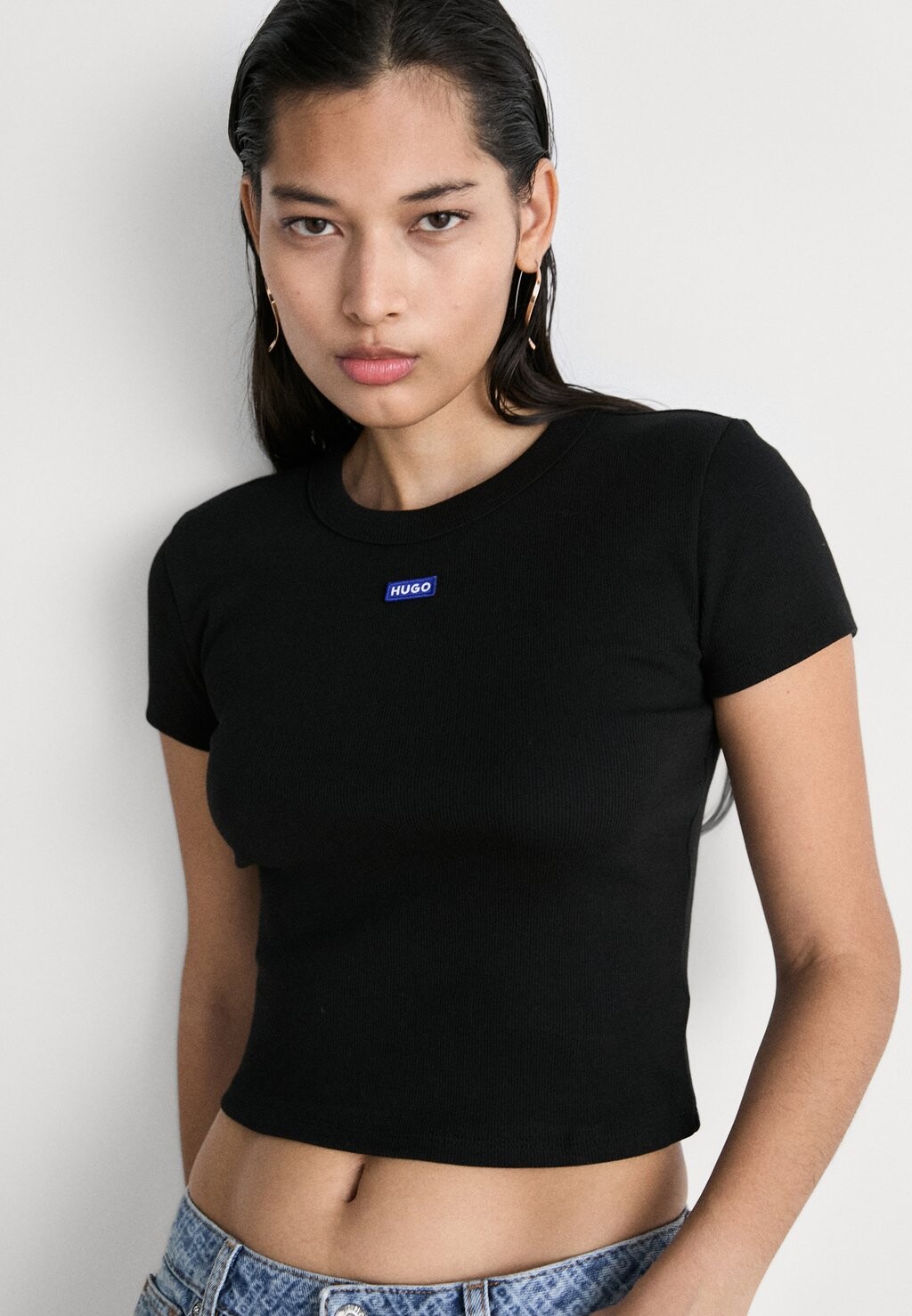 Базовая футболка BABY TEE HUGO, цвет black — фото 4