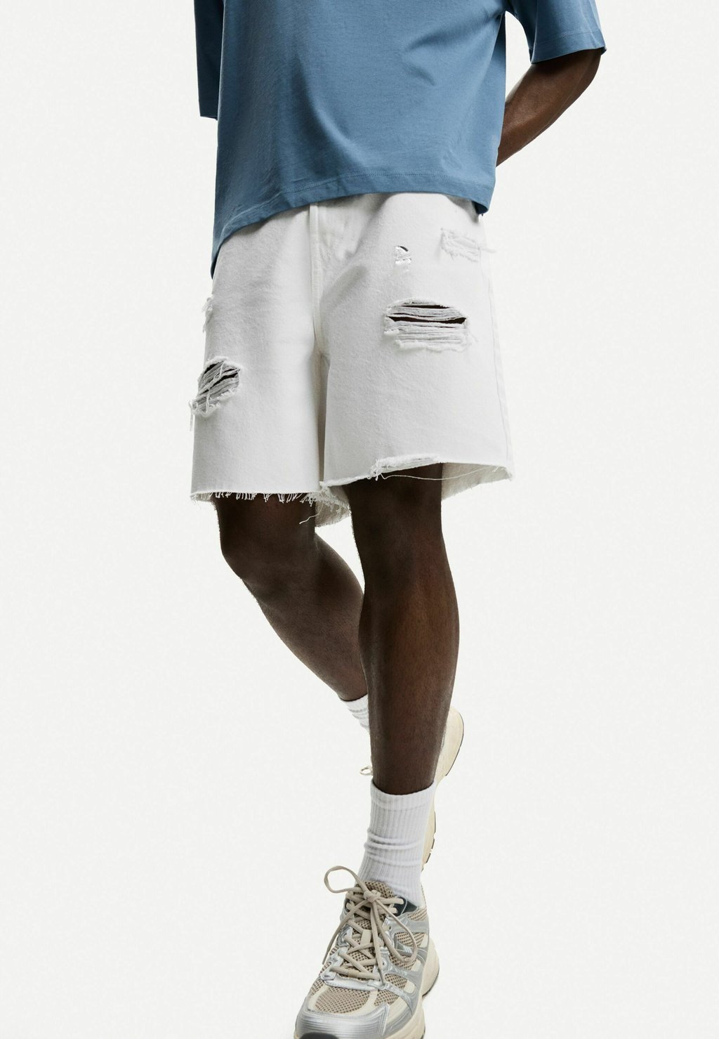 

Джинсовые шорты RIPPED - BERMUDA Bershka, белый