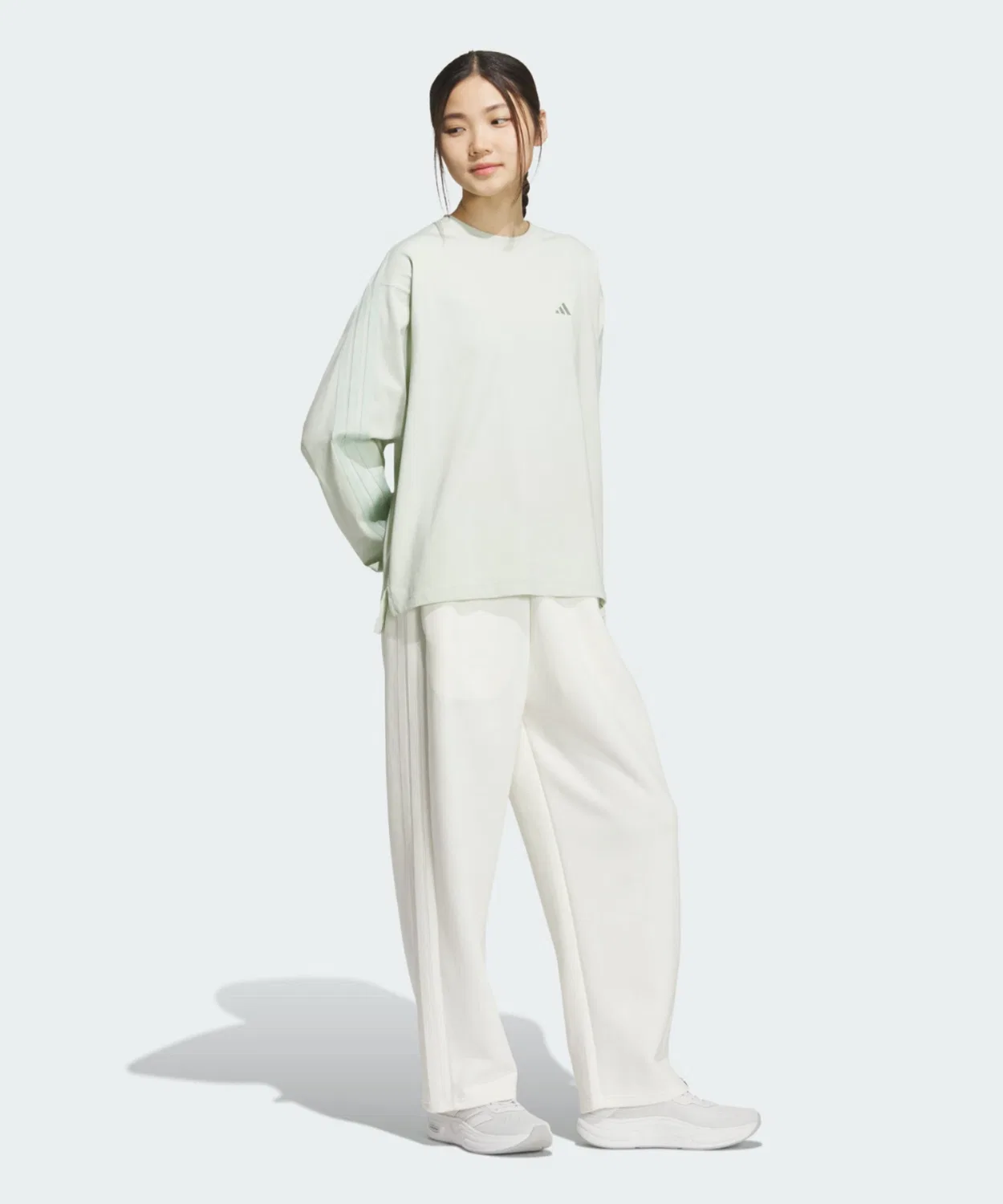 Женская футболка с длинным рукавомсвободного кроя Essentials Plus Three Stripes Adidas, Green — фото 3