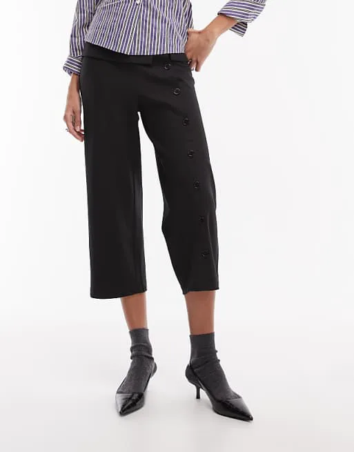 

Черные брюки-капри с пуговицами Motel Wamari