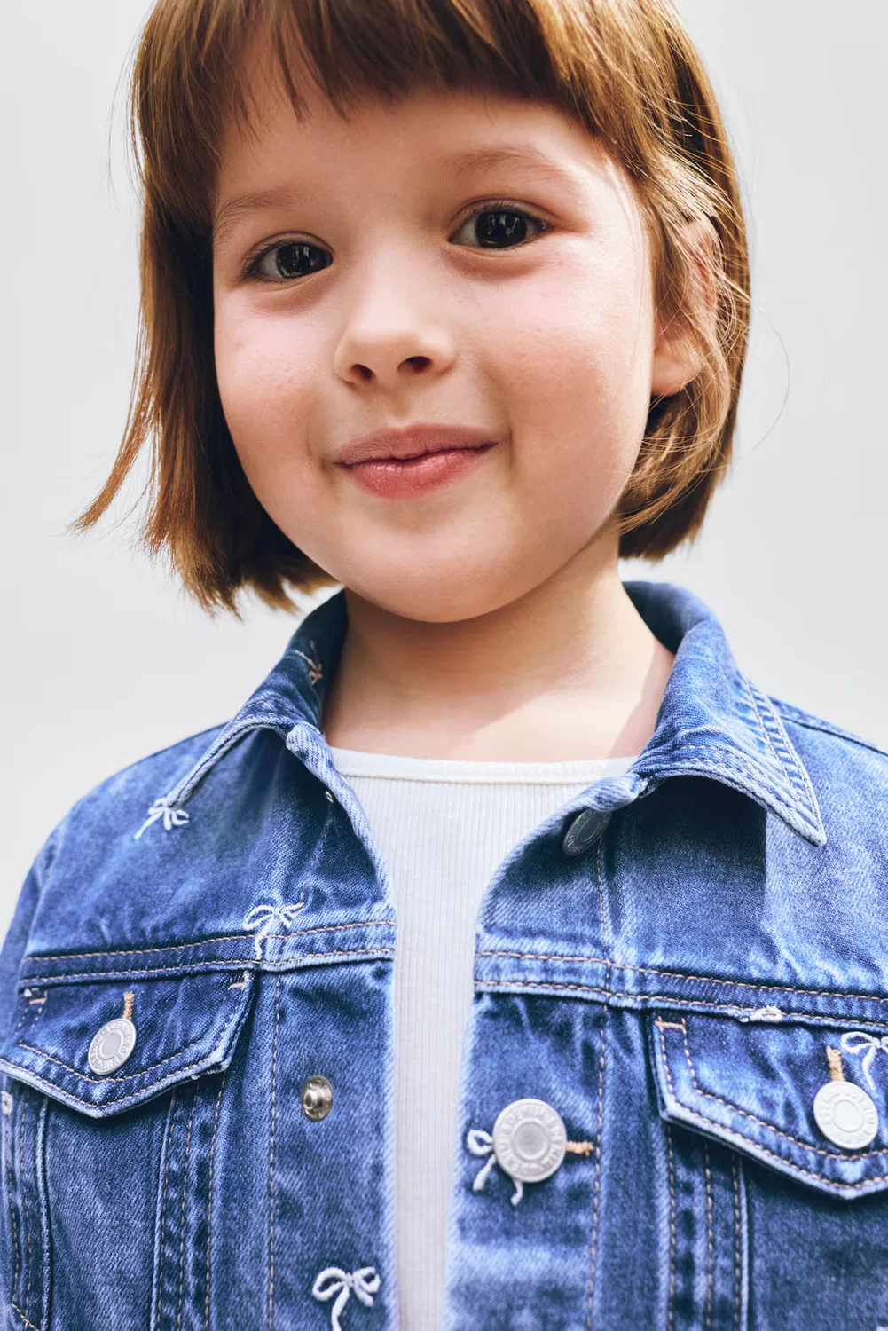 Джинсовая куртка с вышивкой H&M, Denimblau/Schleifen — фото 3
