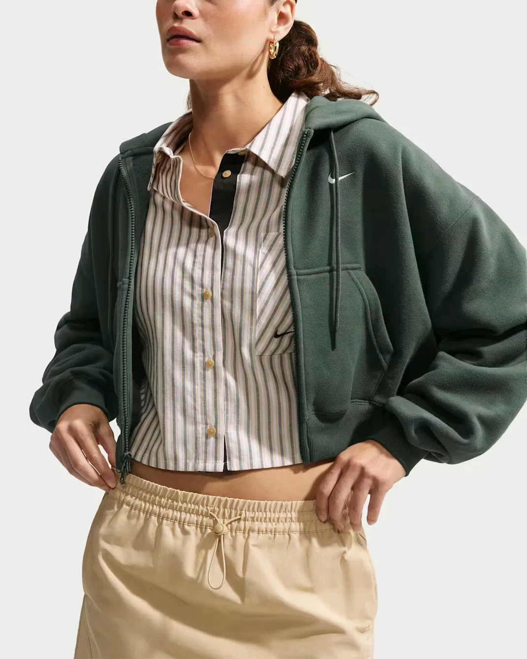 Женская укороченная толстовка оверсайз на молнии Nike Studio Fleece Medium Weight, Camo Green/Sail — фото 3