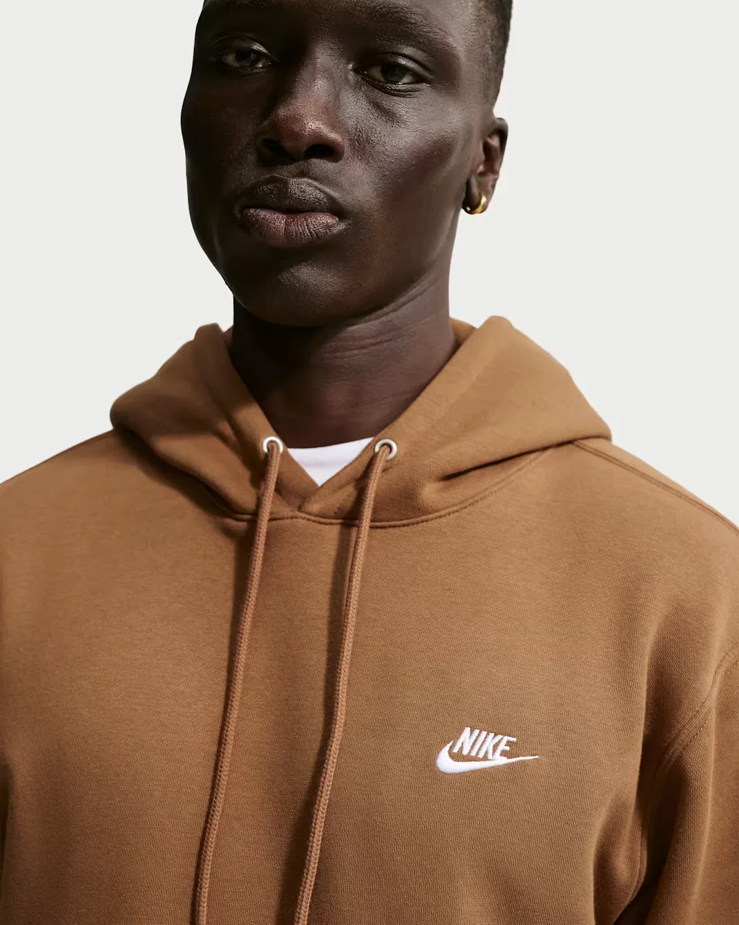 Мужская флисовая толстовка с капюшоном Nike Club, Ale Brown/Ale Brown/White — фото 3