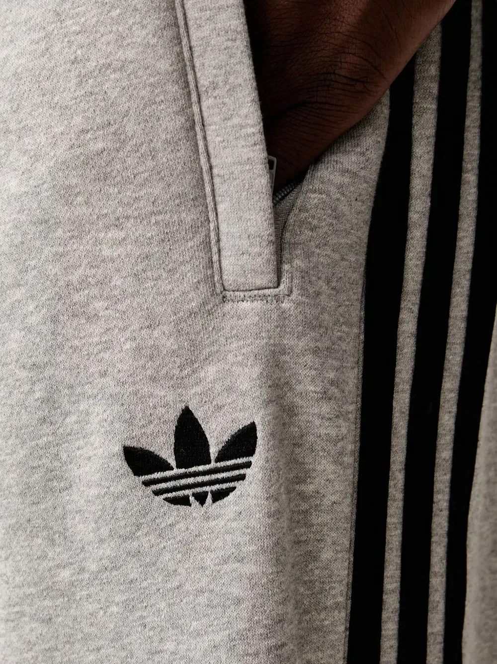 Спортивные брюки с полосками и вышитым логотипом Adidas, серый — фото 4