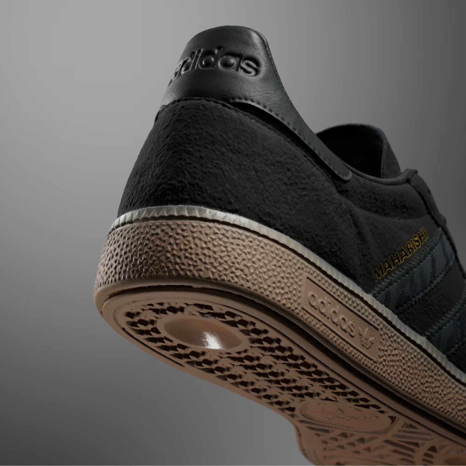 Кроссовки adidas Maharishi X Handball Spezial 'Black Gum', черный — фото 4