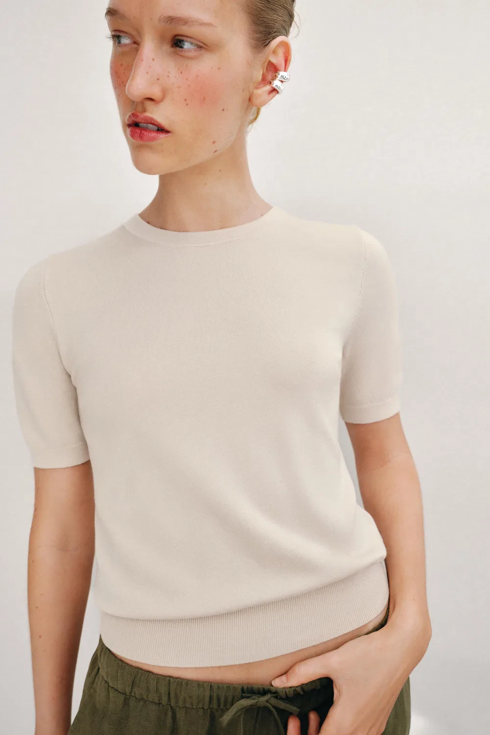Простая однотонная трикотажная блузка с коротким рукавом ZARA, Stone — фото 2