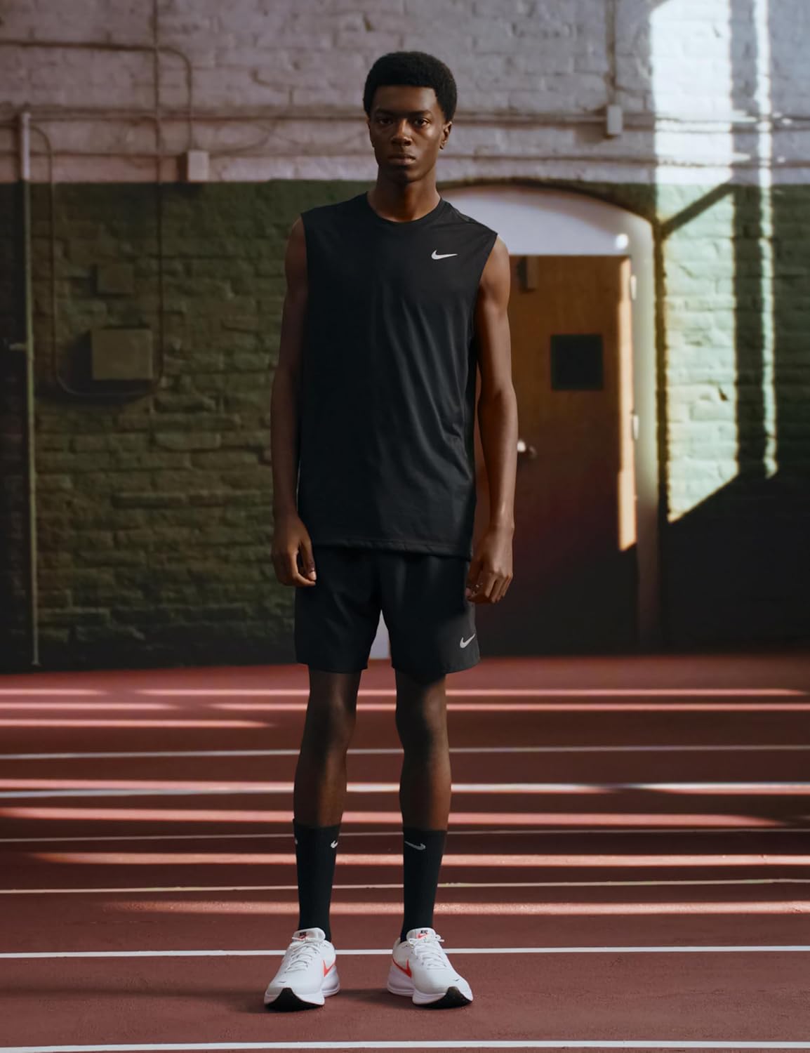 Мужские кроссовки для бега по шоссе Nike Revolution 8, белый/черный/красный/ярко-красный — фото 3