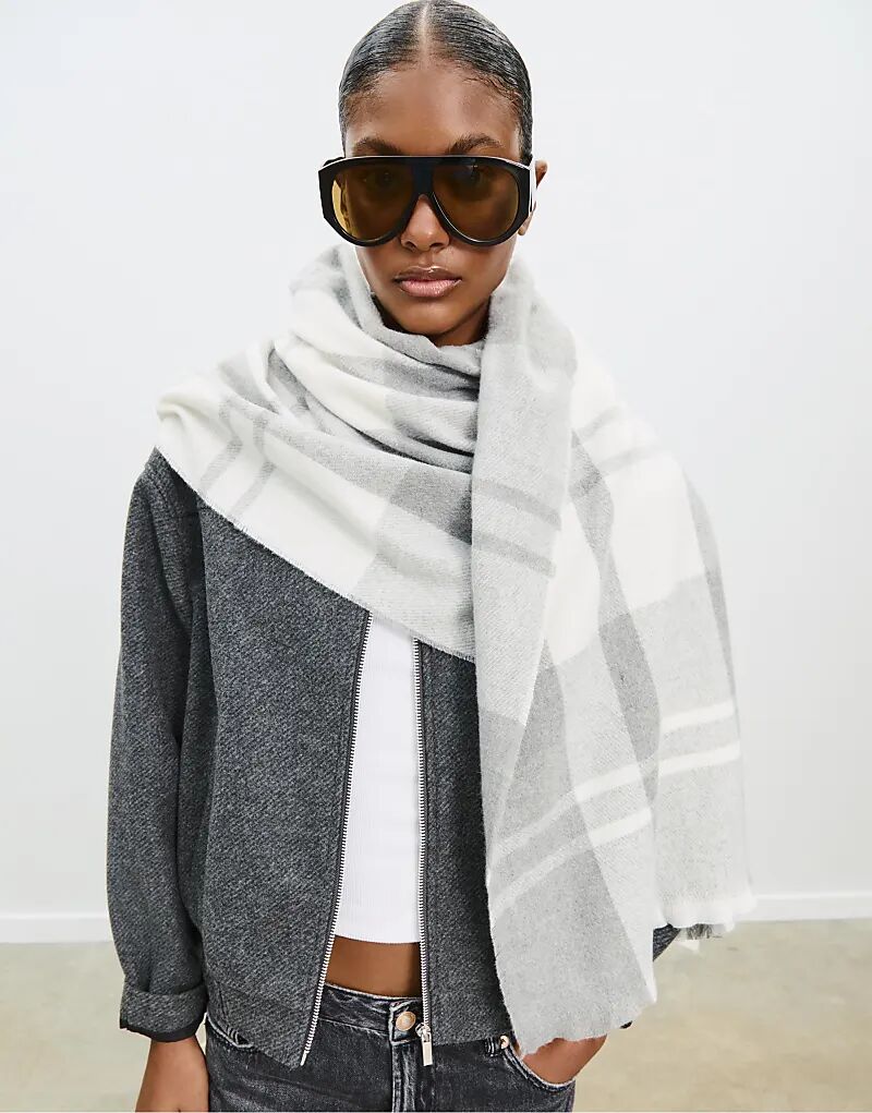 

Клетчатый шарф Stradivarius в сером меланжевом цвете