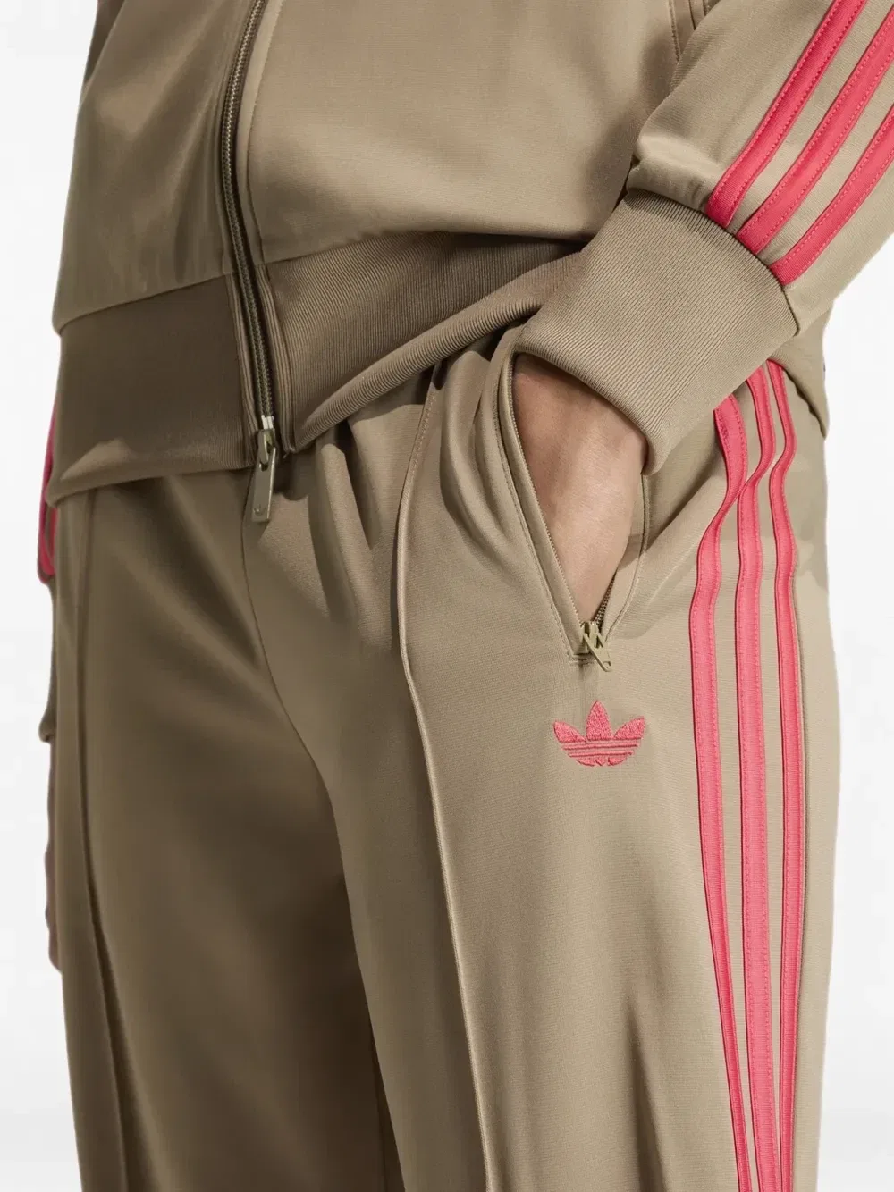 Спортивные брюки с полосками по бокам и вышитым логотипом Adidas, бежевый — фото 3