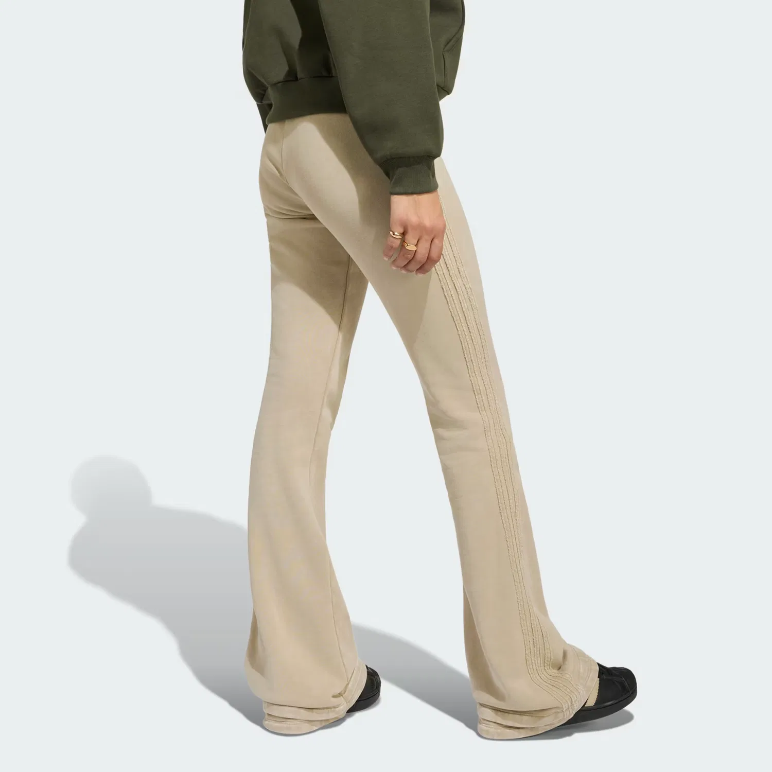 Женские спортивные брюки-клеш с застежкой на пуговицу SST BOOTCUT PANT Adidas Originals, хаки — фото 2