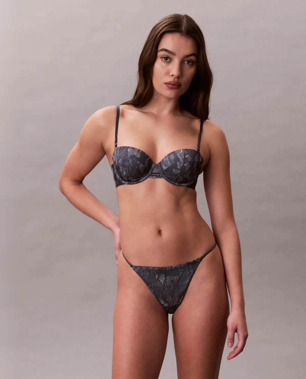 Женские трусы-танга с принтом SIGNATURE SATIN Calvin Klein, Gris Oscuro — фото 2