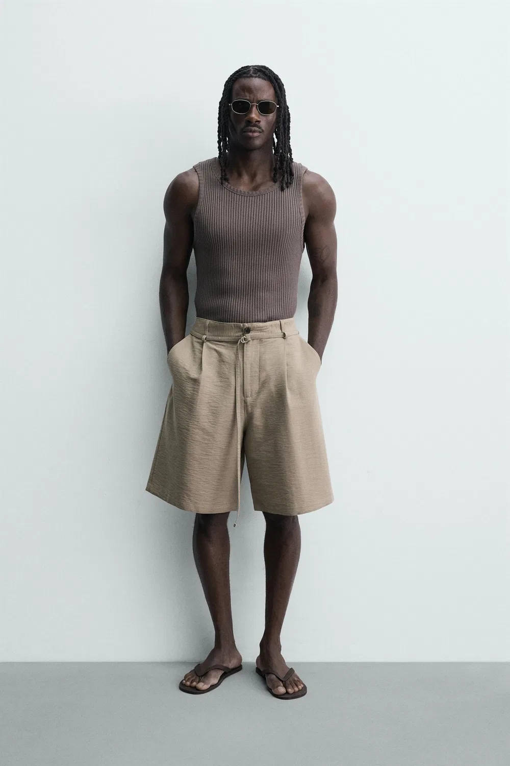 Свободные шорты-бермуды с поясом и декоративными складками. ZARA, grau-beige