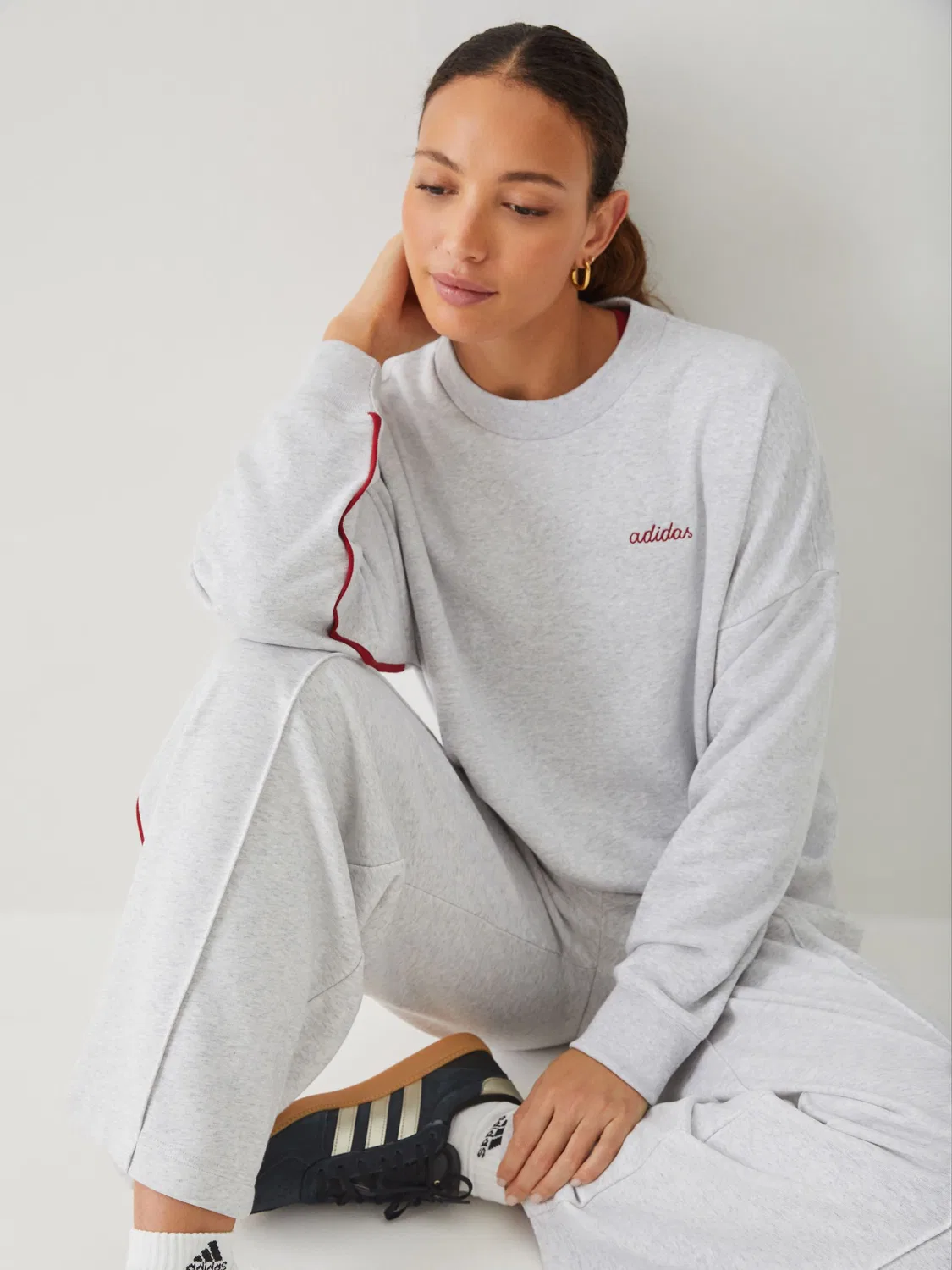 Свитшот с вышивкой Seasonal Essentials Colorpop adidas, серый — фото 3
