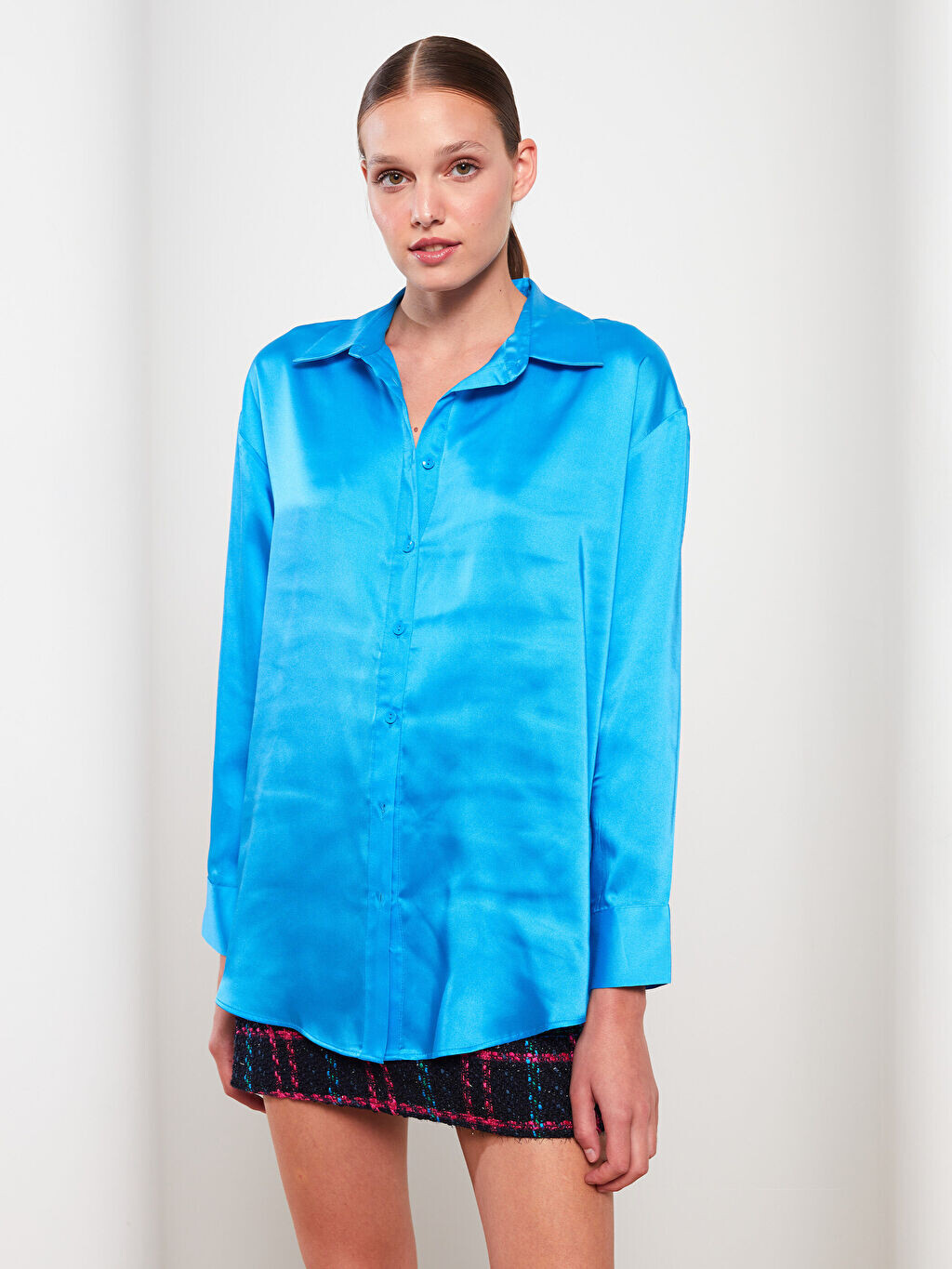 

Застежка спереди на пуговицах Прямая атласная Женская рубашка с длинным рукавом LCW Vision