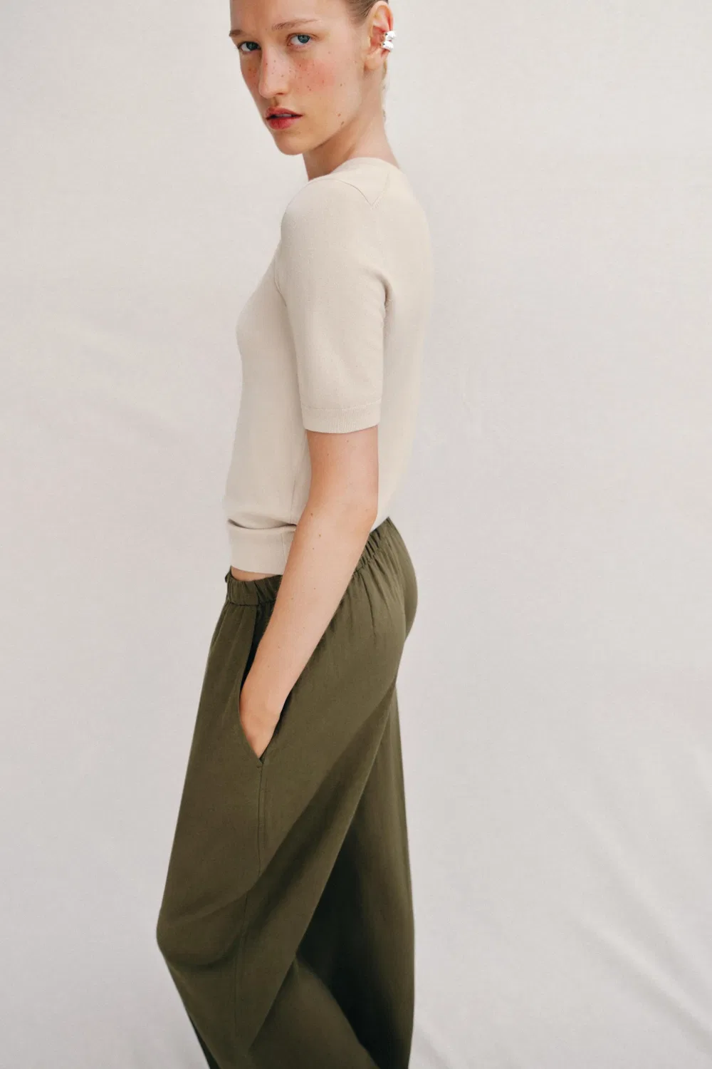 Простая однотонная трикотажная блузка с коротким рукавом ZARA, Stone — фото 3