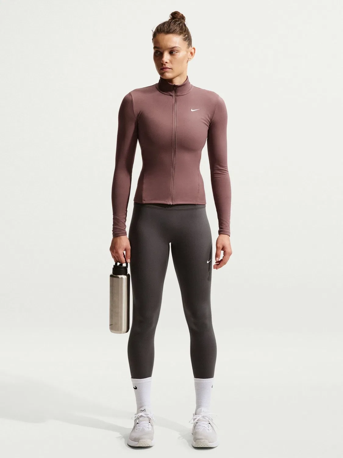 Бесшовные леггинсы во всю длину с завышенной талией Nike Thunder Grey One спереди
