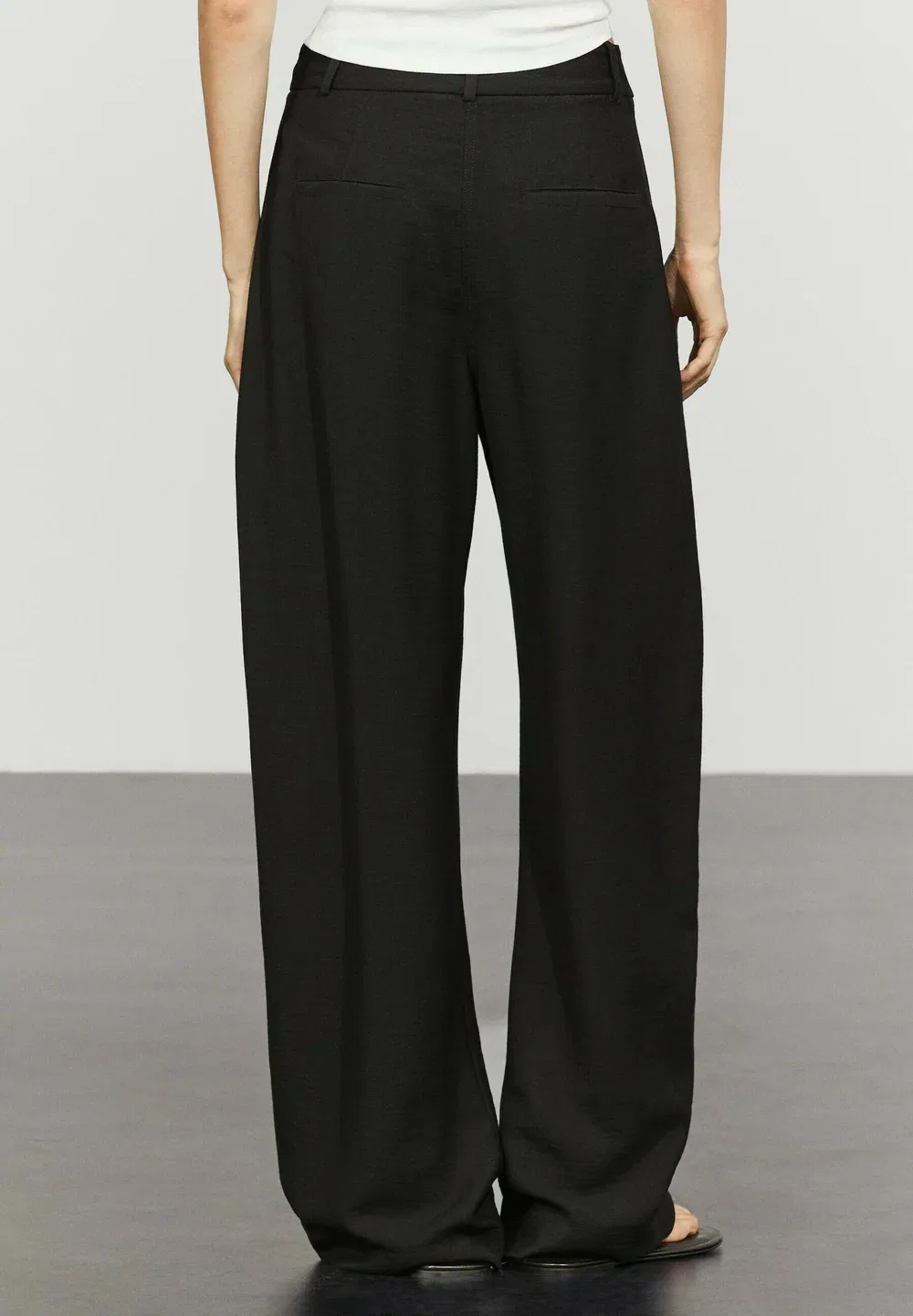 Брюки с плиссировкой, облегающего силуэта Massimo Dutti, Black — фото 3