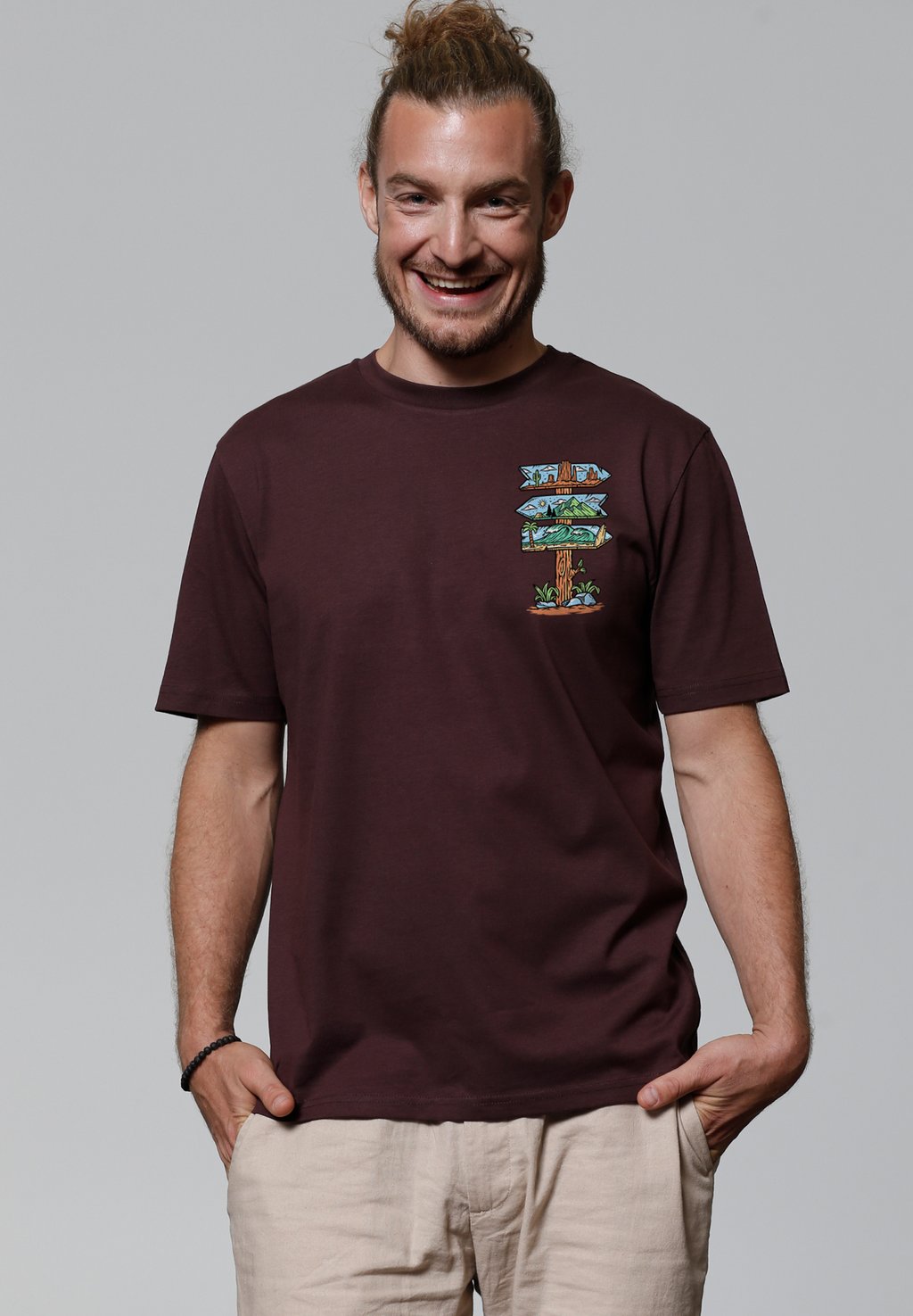 

Футболка с принтом ADVENTURE IS EVERYWHERE watapparel, коричневый