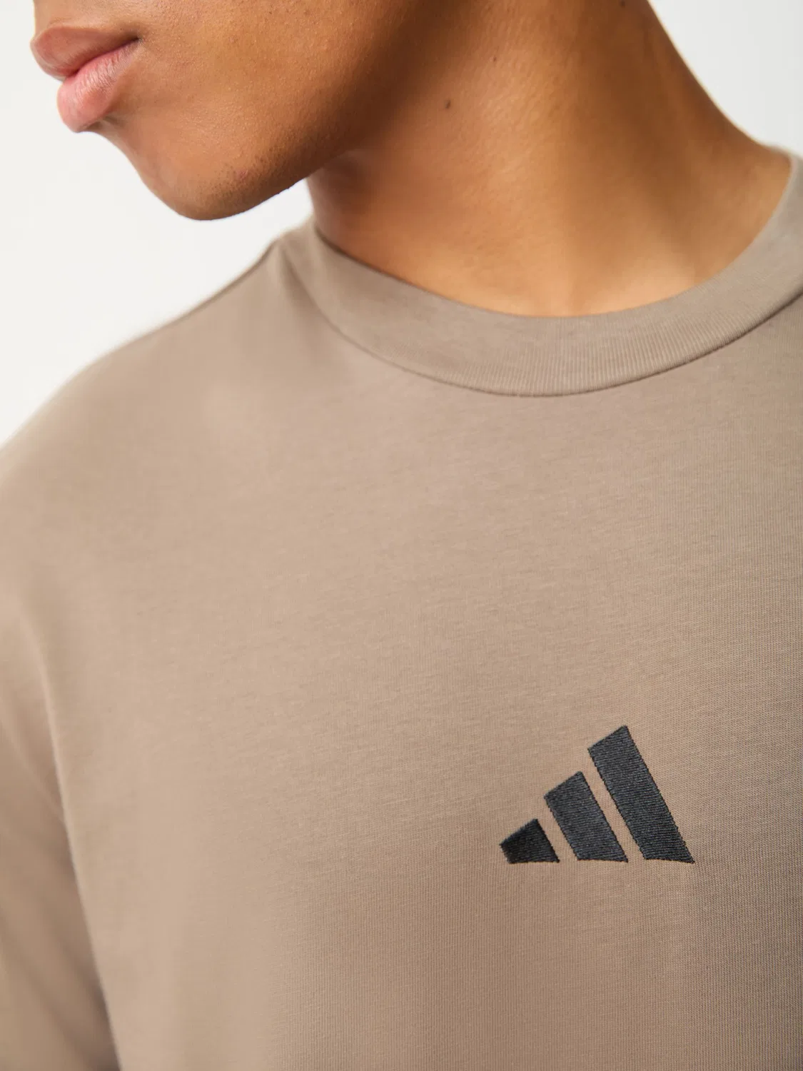 Футболка из джерси adidas Essentials, хаки — фото 4