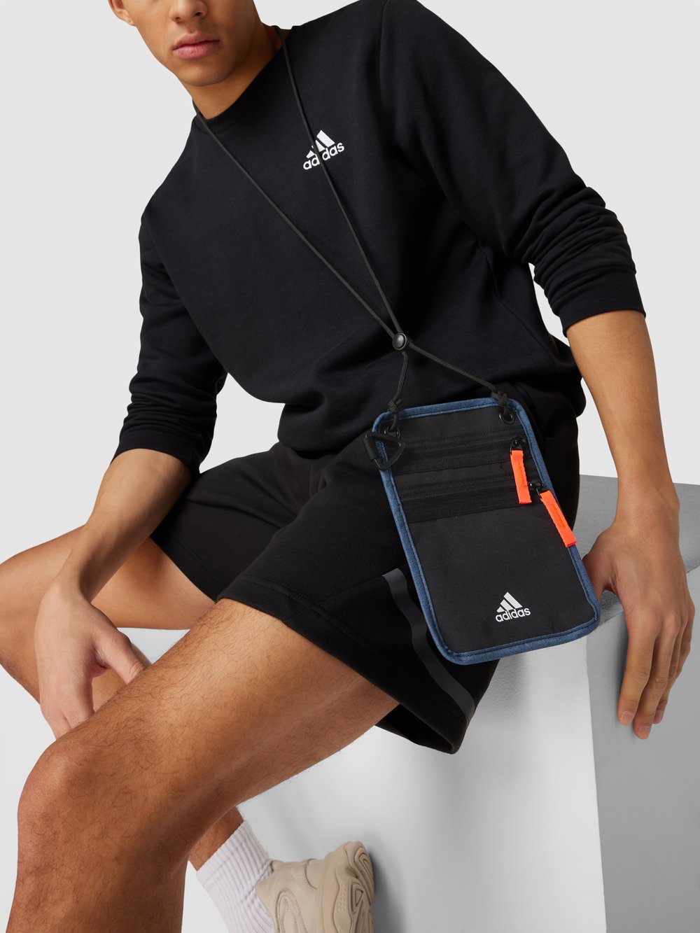 

Сумка через плечо с этикеткой ADIDAS SPORTSWEAR, черный