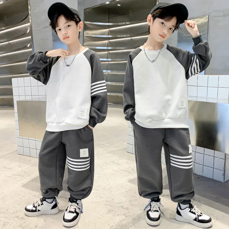 Детский спортивный комплект для мальчиков с круглым вырезом MADALLO, Gray Two-Piece Set — фото 4