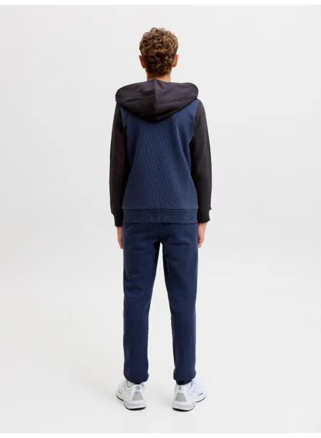Комплект из трех предметов худи на молнии с брюками и футболкой Jack & Jones Junior, темно-синий — фото 2