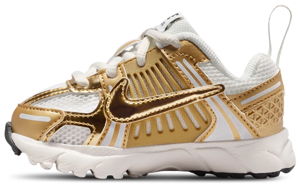 Кроссовки для девочек Vomero 5 Lace Nike, цвет Sail/Metallic Gold/Anthracite — фото 2