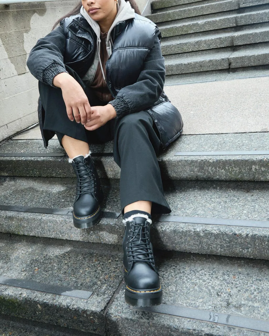 Ботинки кожаные Dr. Martens Jadon с подкладкой из искусственного меха, черный — фото 2