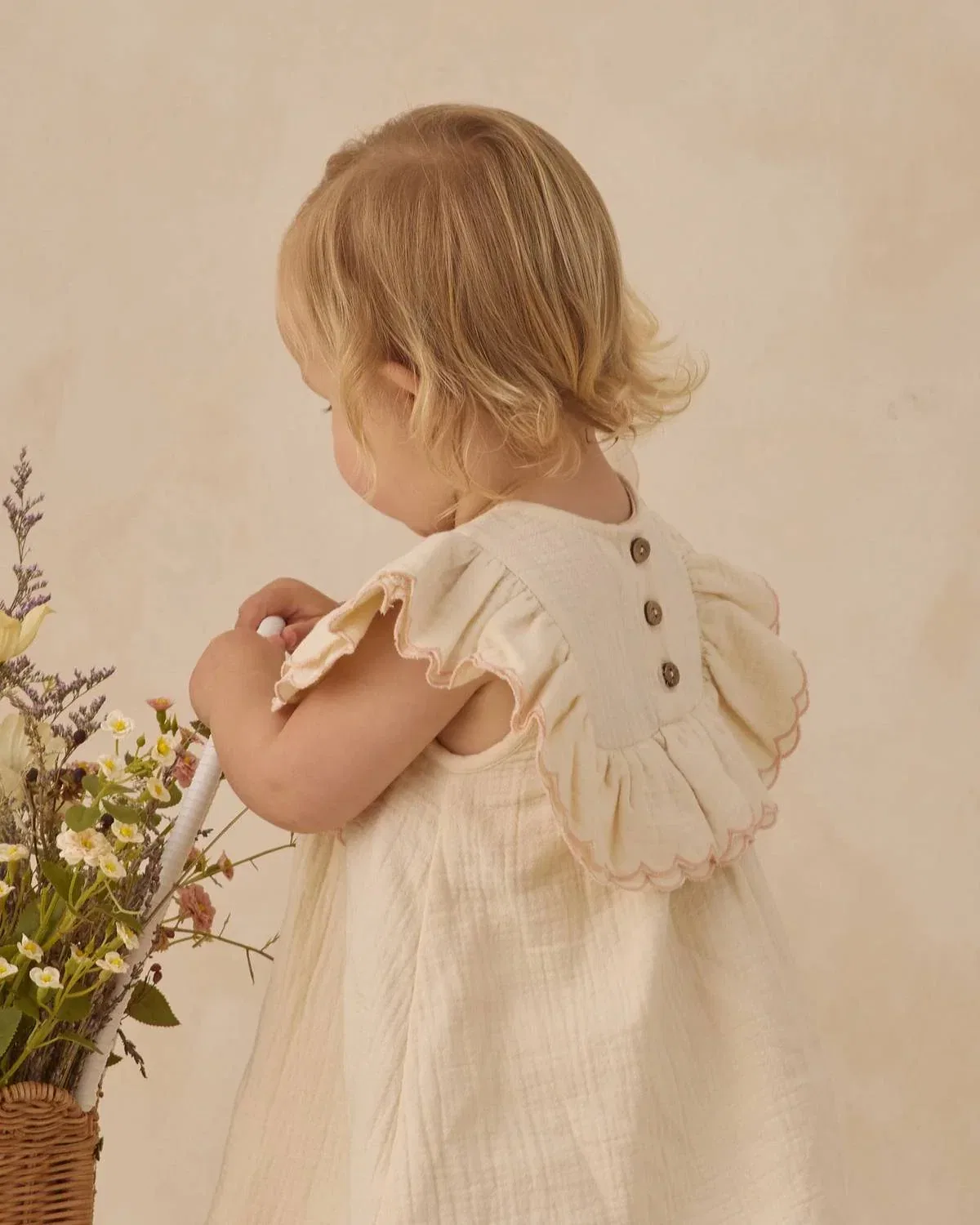 Детское платье для девочек с оборкой и вышивкой Lulu Dress Quincy Mae, Natural — фото 3