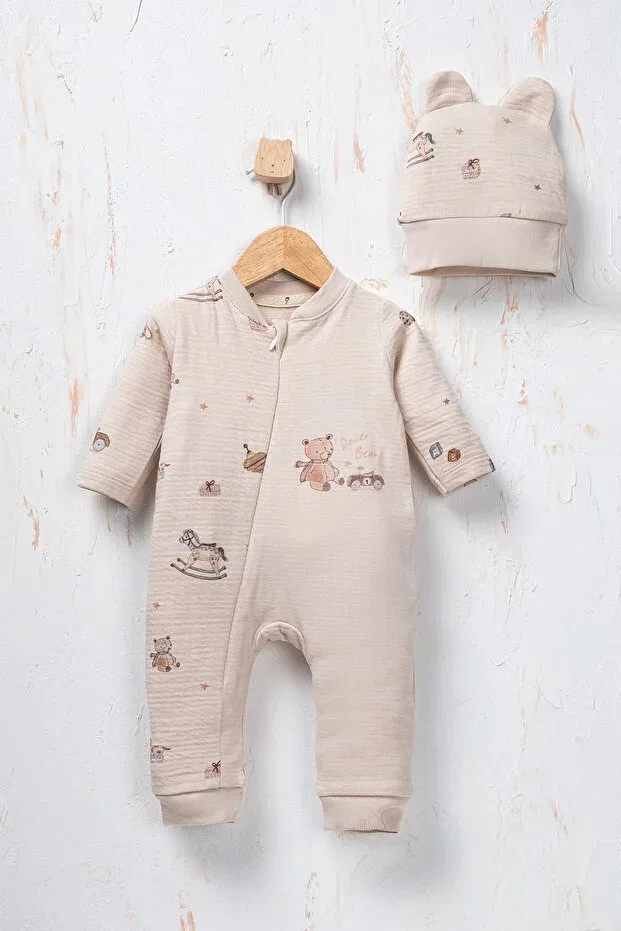 Детский комбинезон с принтом Racer bear printed zippered jumpsuit and hat set Rocha Baby, Stone