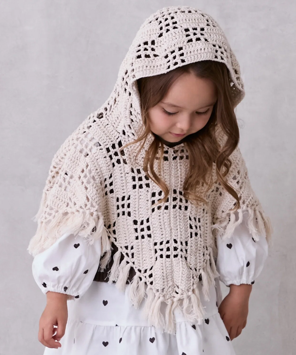 Детский пончо с вышивкой, модель Crochet, petit main, Moka — фото 3