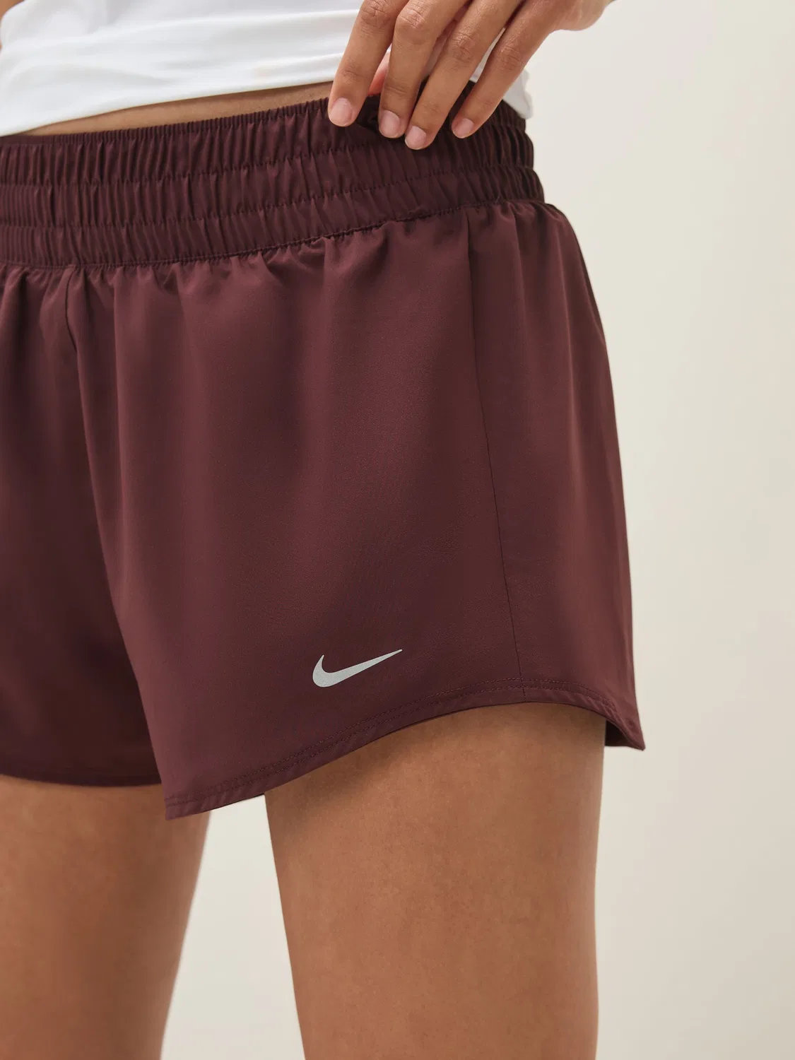 Шорты Nike Burgundy Crush One Dri-FIT со средней посадкой, 3 дюйма, на подкладке — фото 4