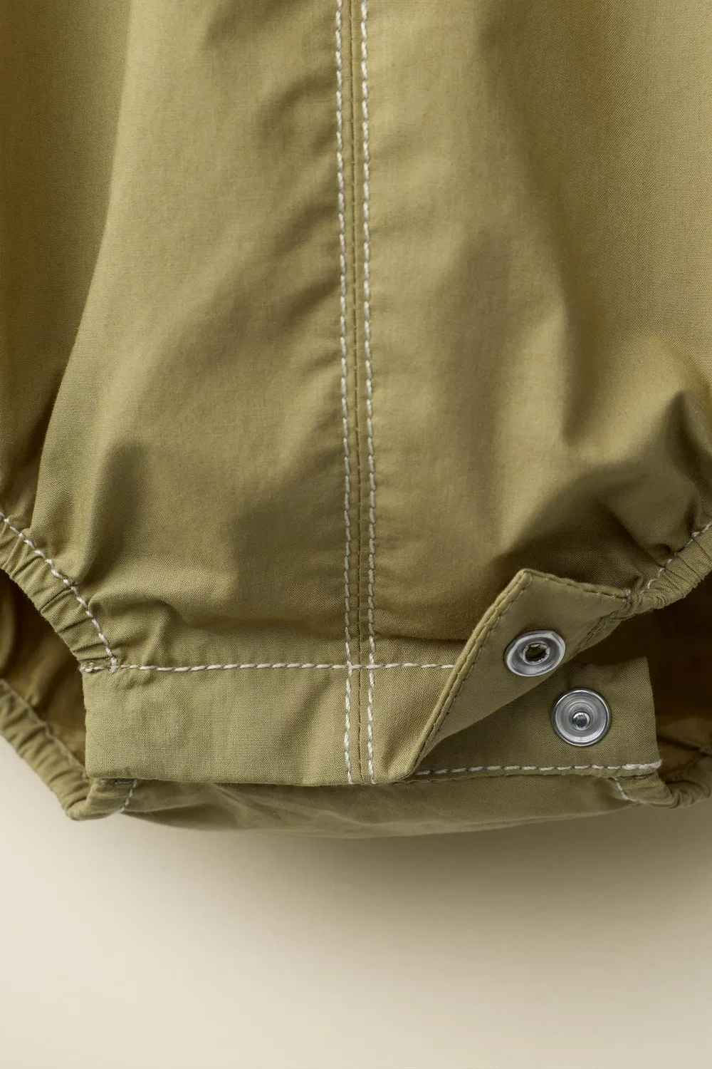 Комбинезон с контрастной строчкой, созданный в сотрудничестве Caramel London и Zara, Khaki — фото 3