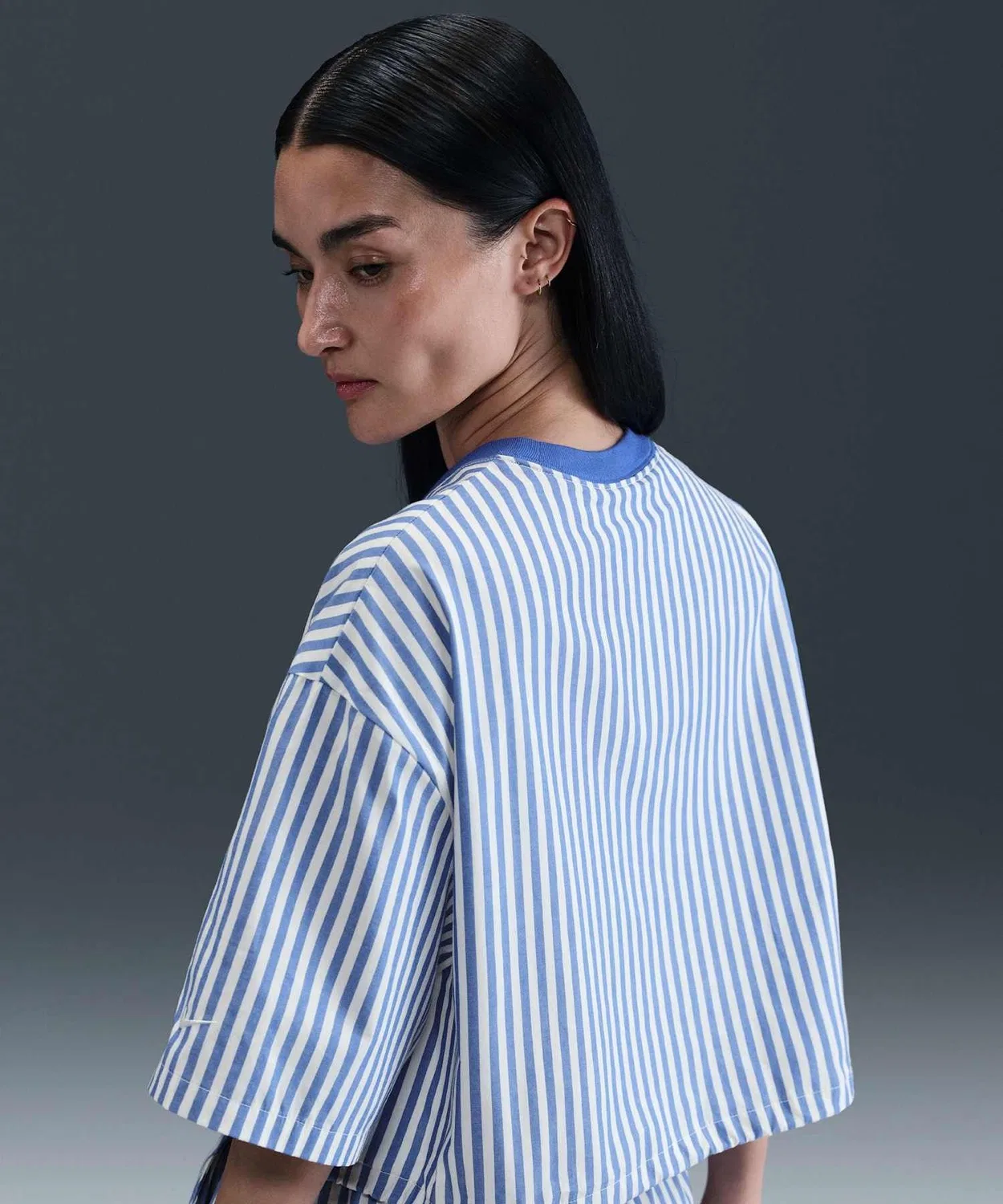 Женская футболка с коротким рукавом из поплина Nike Sportswear Chill Poplin Striped Boxy Top, Royal Blue — фото 3