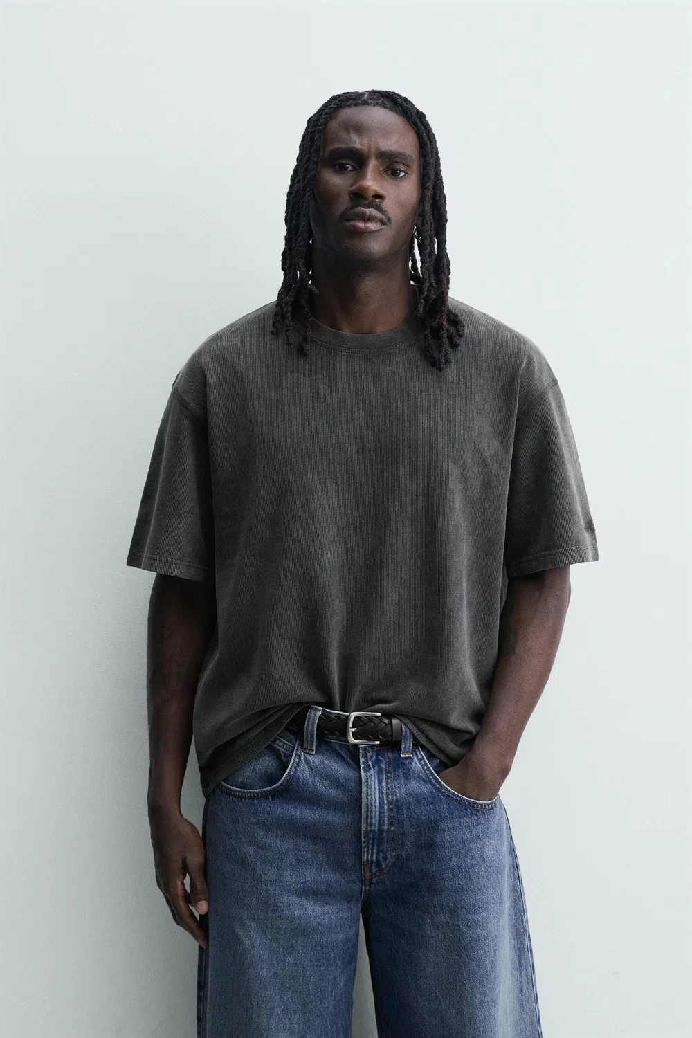 Футболка из фактурной трикотажной ткани с эффектом потертости ZARA, Anthracite grey — фото 2