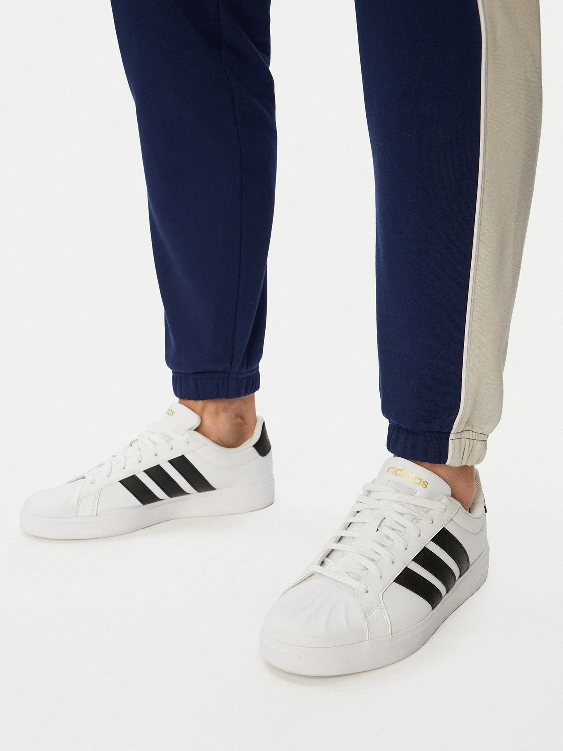 Мужские спортивные штаны из флиса уютного кроя Seasonal Essentials Colorblock Fleece Adidas, синий — фото 4