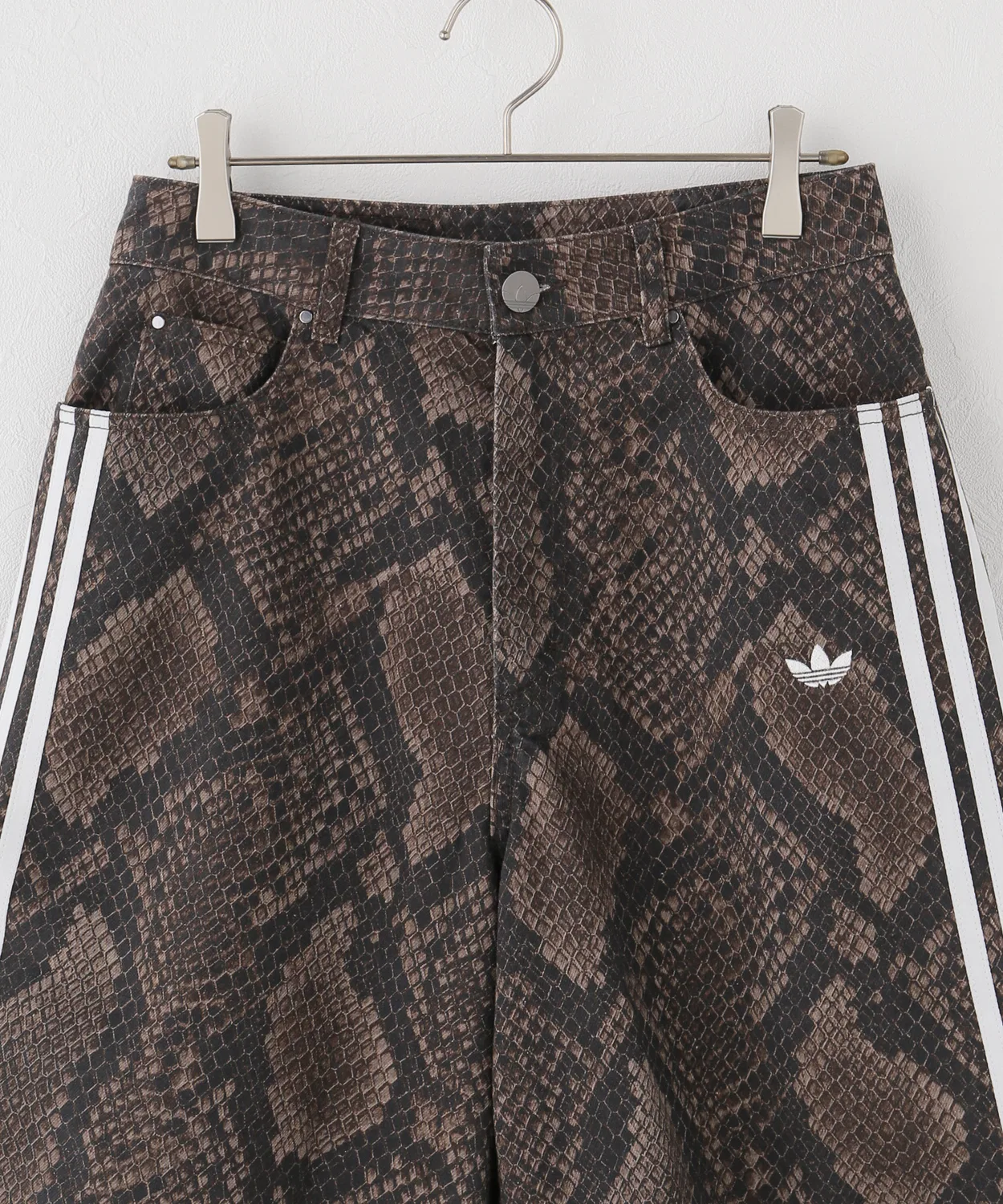 Женские шорты-бермуды с принтом SNAKE PRINT DENIM BERMUDA Adidas Originals, Earth Straight/Aurora Coffee — фото 4